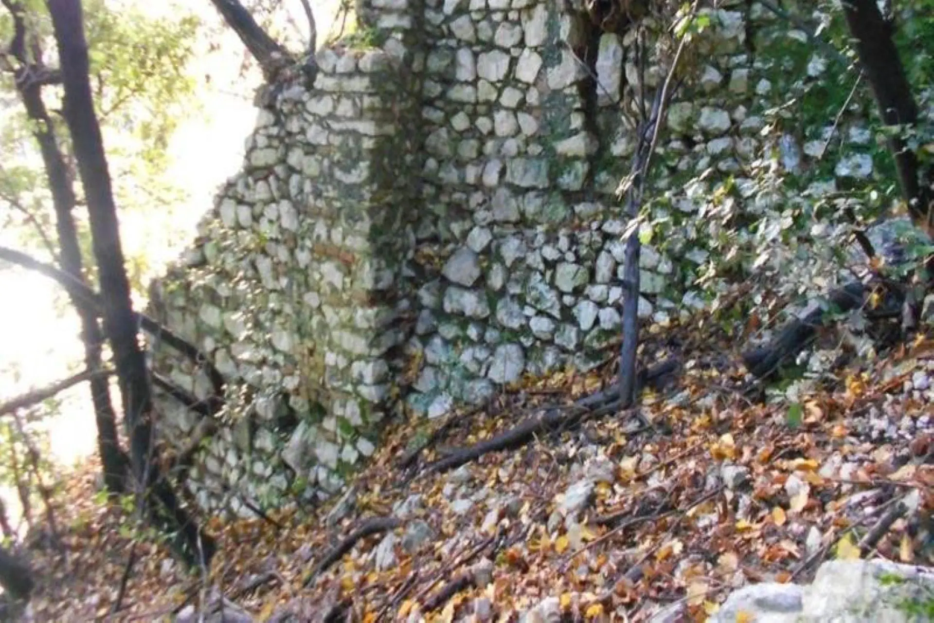Frazione di Preabocco – Ruderi del castello della Corvara